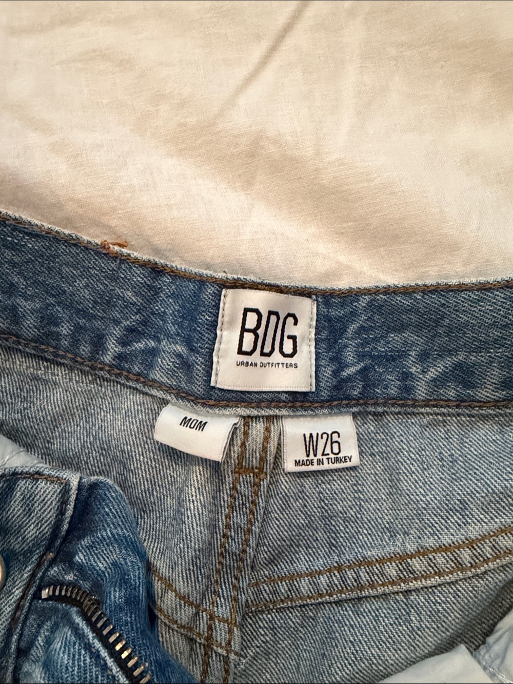 BDG Mom Jean Shorts - W26